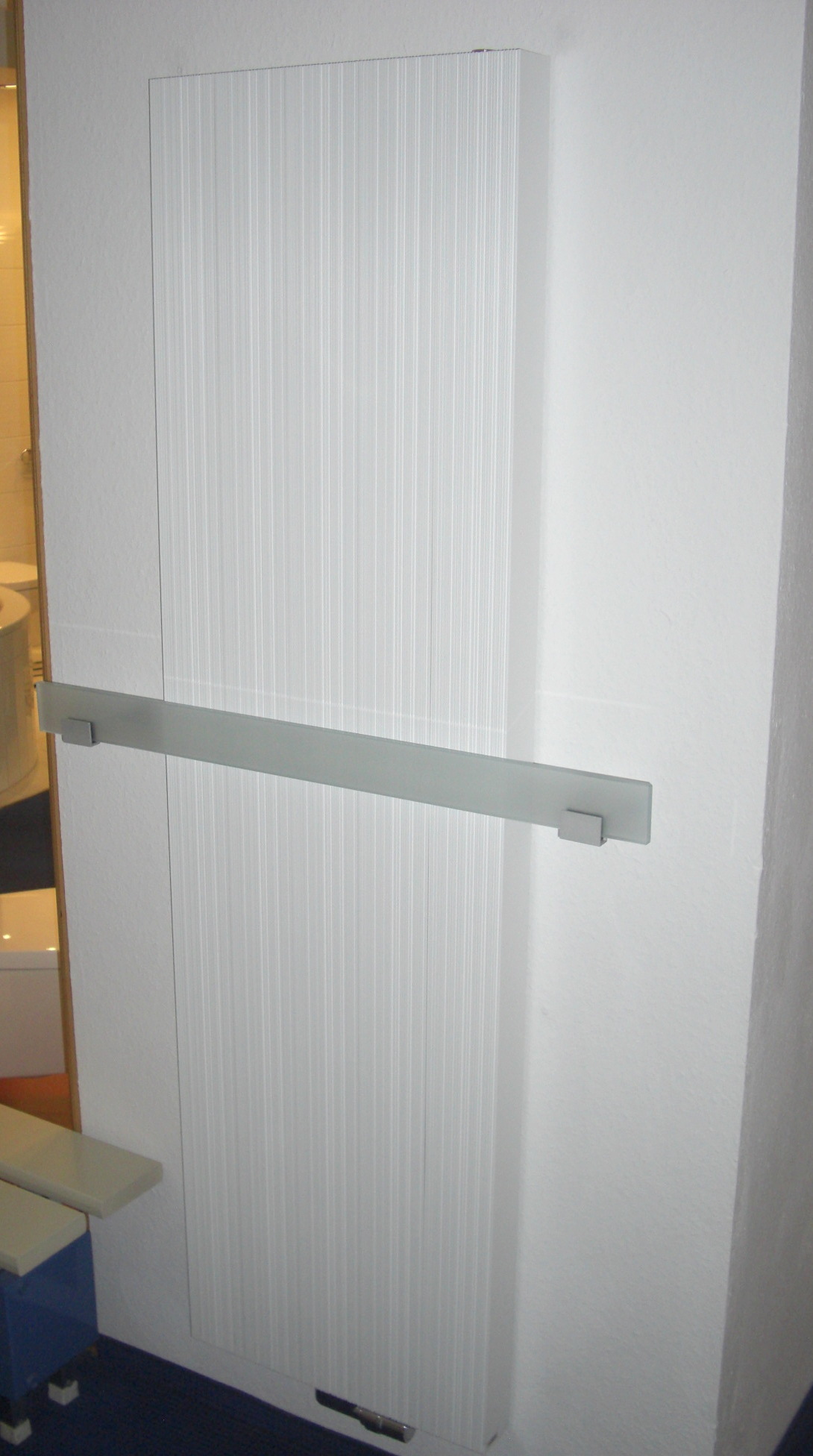 Vasco Bryce Vertikalheizkörper fürs Bad oder Wohnraum, Designheizkörper 525x2200mm, RAL 9016 verkehrsweiß 