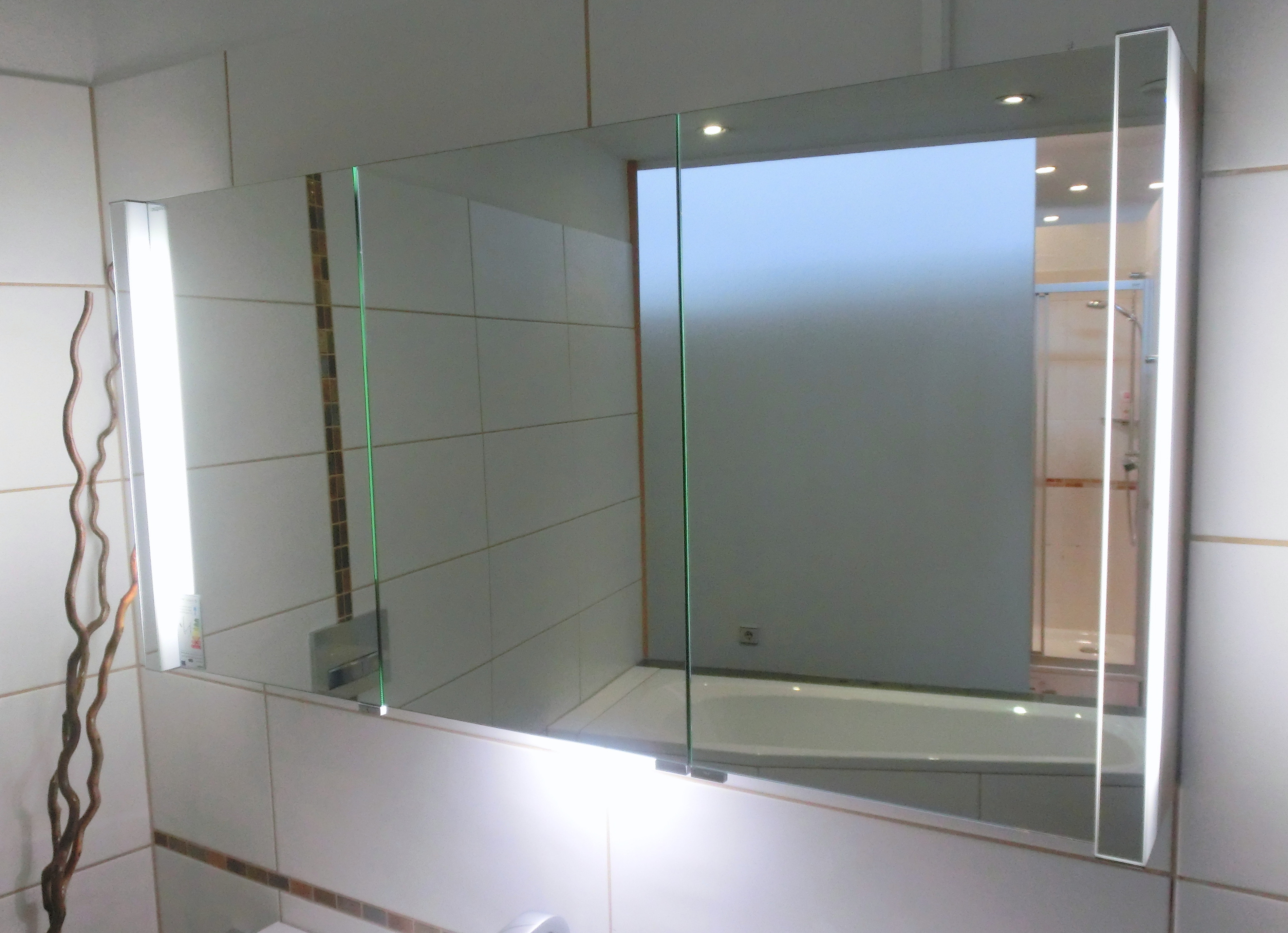 Burgbad Bel Spiegelschrank 120cm mit vertikaler LED-Beleuchtung und Waschtischbeleuchtung, SPFW120R 