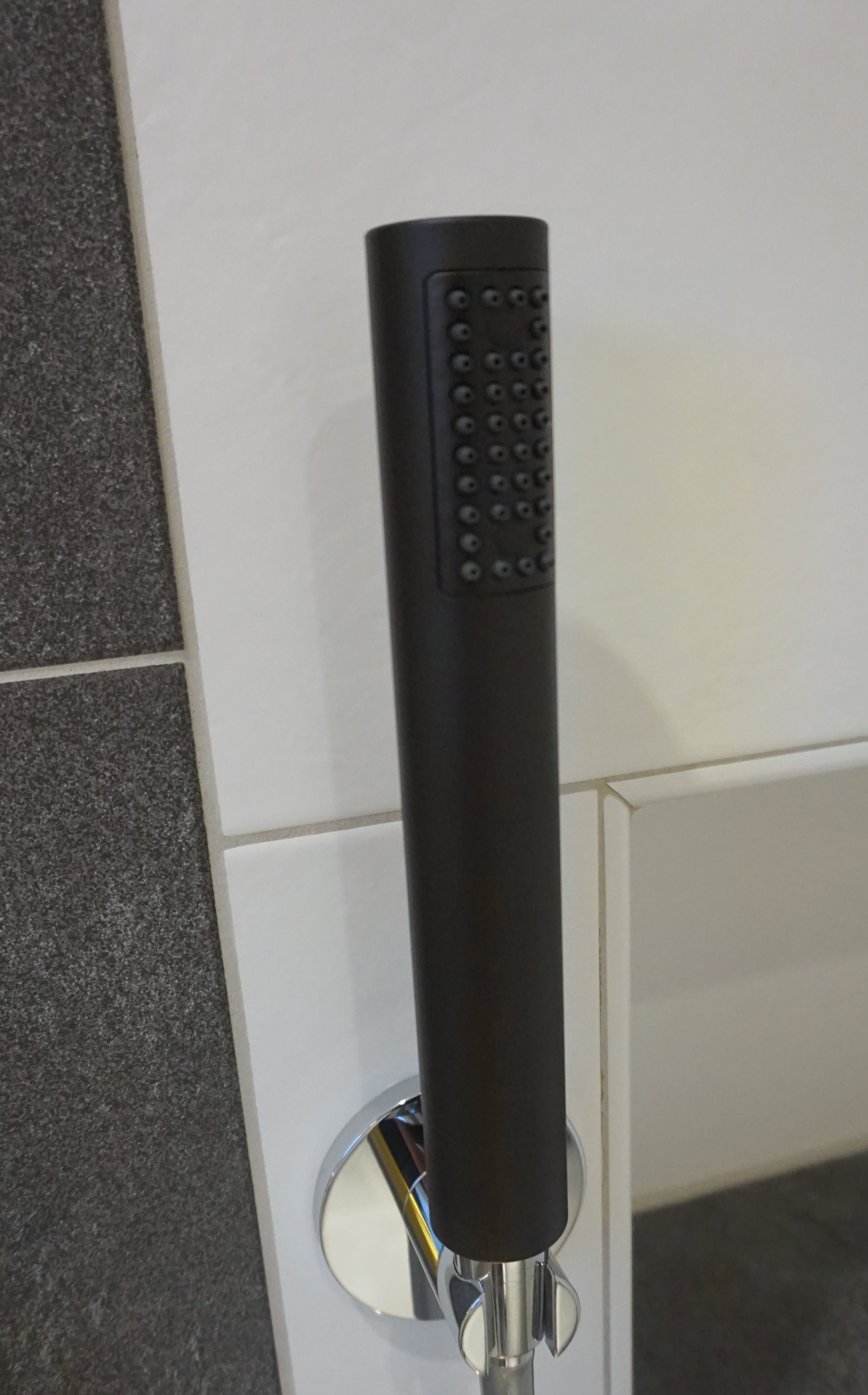 ENGA Handbrause Mit Halter & Schlauch – Matt Schwarz, Massiv-Messing, 44 Silikon-Düsen, Hochdruck