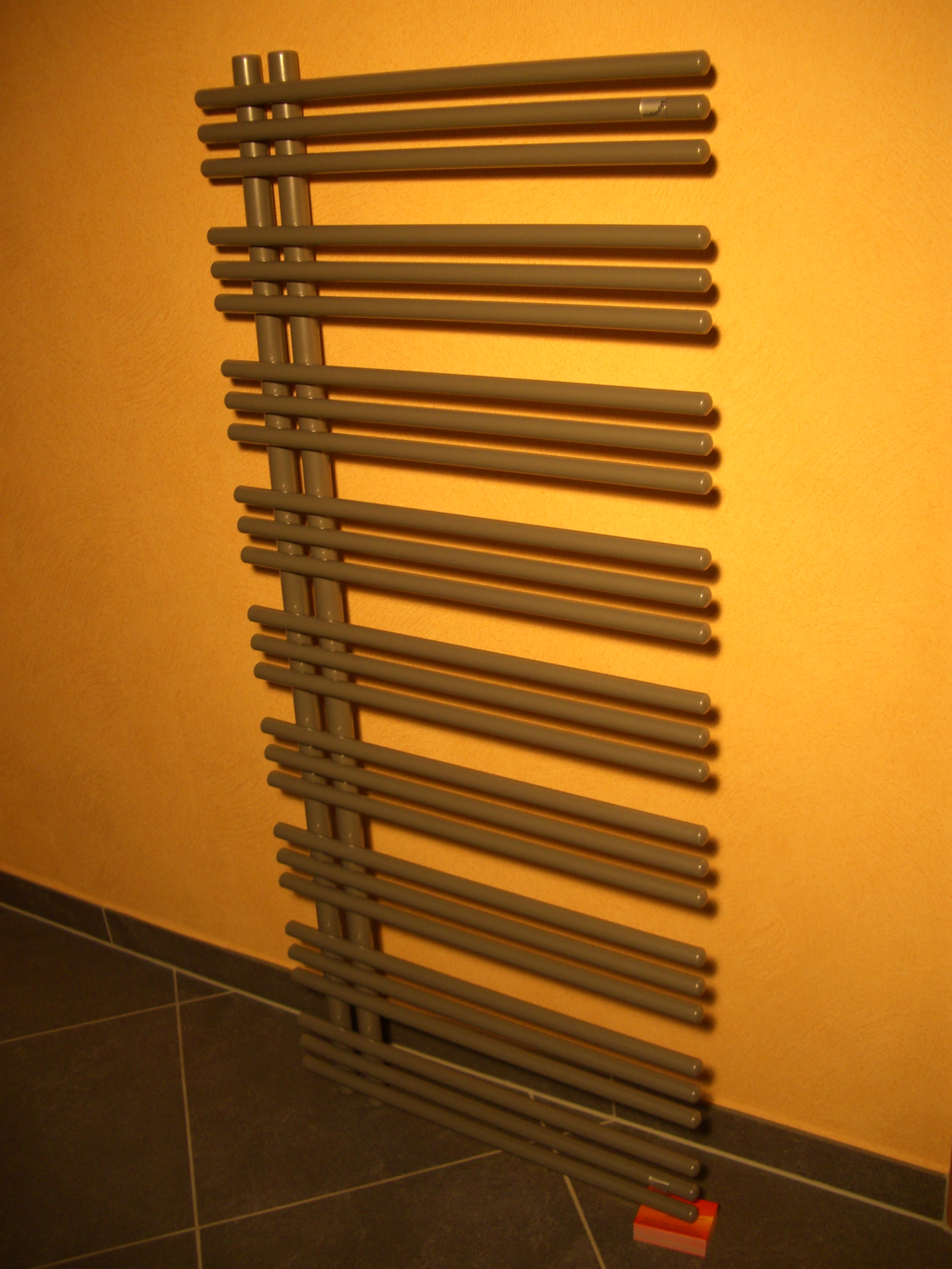 Zehnder Yucca Handtuchheizkörper asymmetrisch YA-170-050, Designheizkörper  0523 Beige Quartz; 1736x478mm - Bernd Block | Haustechnik