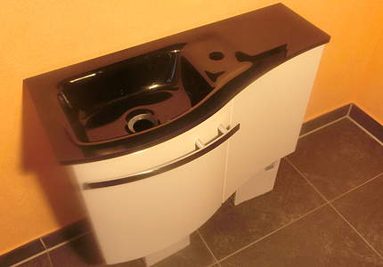 Burgbad Sinea 1.0 Waschtischunterschrank mit schwarzen Glaswaschtisch, links, SELM065LF1767, Weiß Hochglanz 
