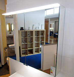 Burgbad Yumo Spiegelschrank 60cm mit horizontaler LED-Aufsatzleuchte & LED-Waschtischbeleuchtung; SPIZ060 